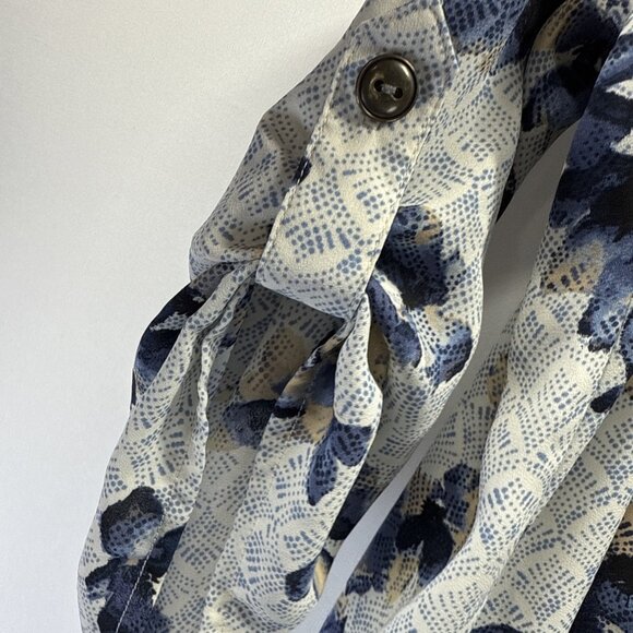 Maurices Women's Top Size 1X Blue Floral 3/4 Sleeve Popover V Neck Button Accent - Picture 5 of 9